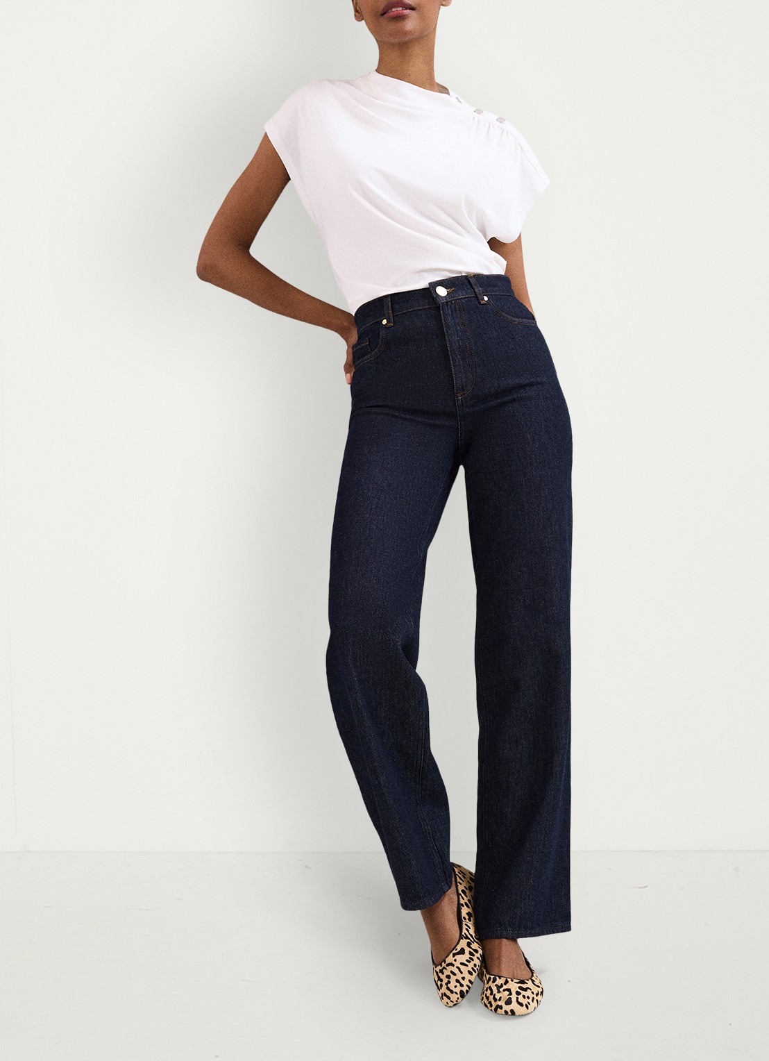 Phase Eight Paige top met gedrapeerd detail - voorkant 5 gebroken wit