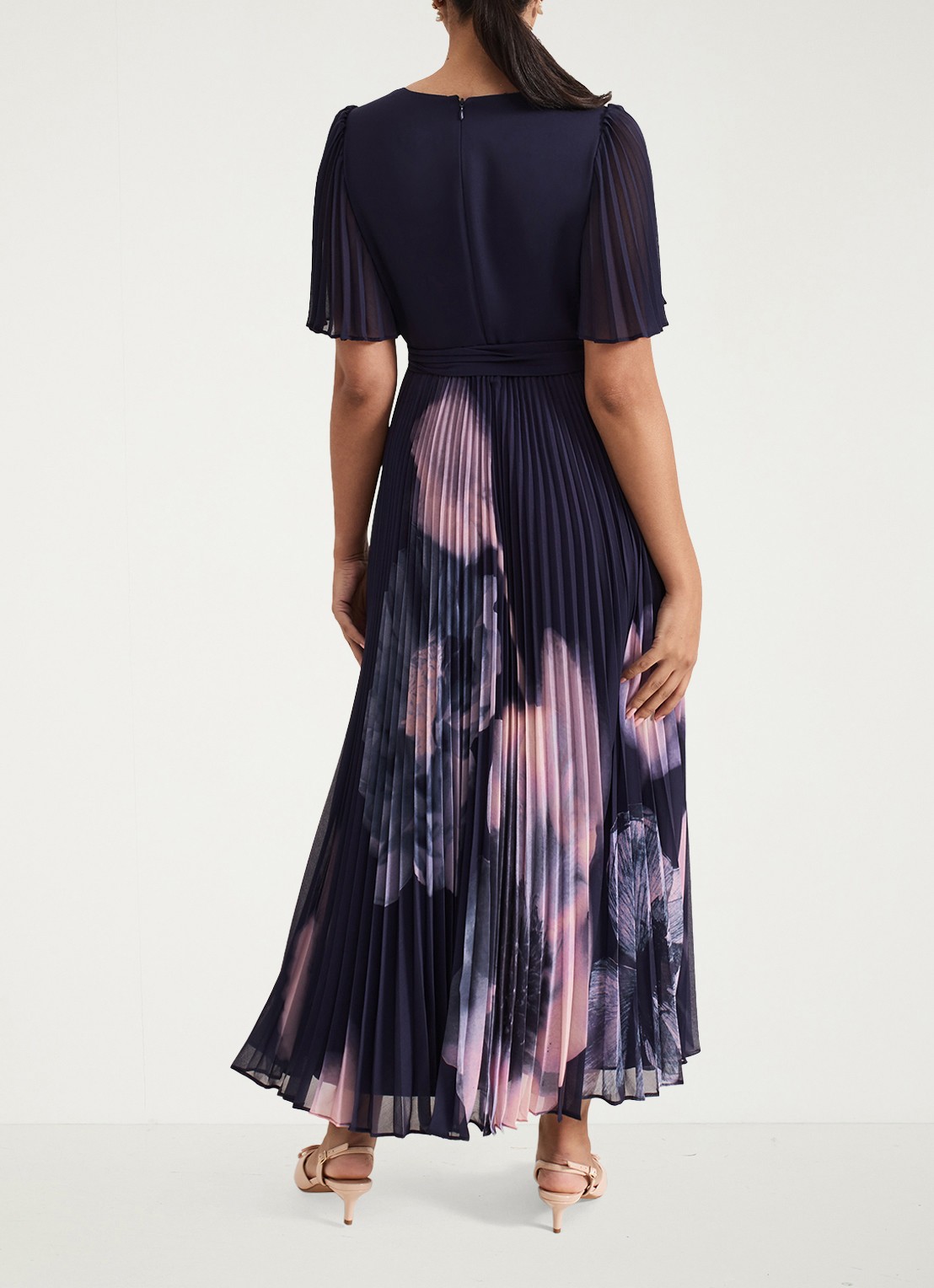 Phase Eight Petite Abigail maxi jurk met bloemenprint en plissé - achterkant 7 donkerblauw