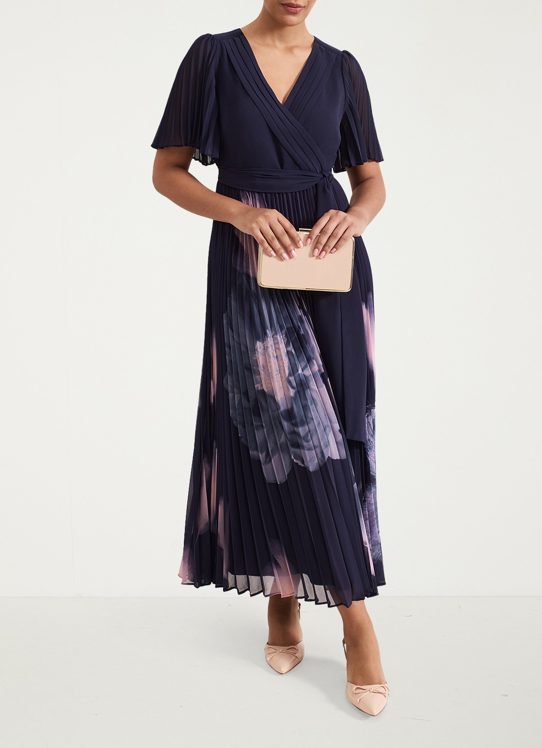 Phase Eight Petite Abigail maxi jurk met bloemenprint en plissé - detail 3 donkerblauw