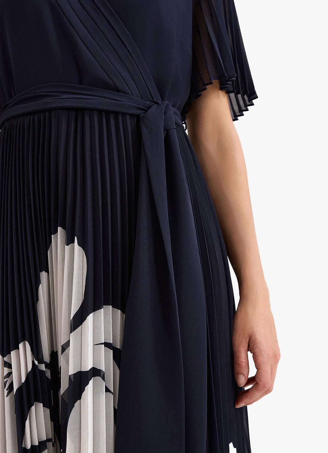 Phase Eight Petite Abigail maxi wikkeljurk met plooien - detail 5 blauw