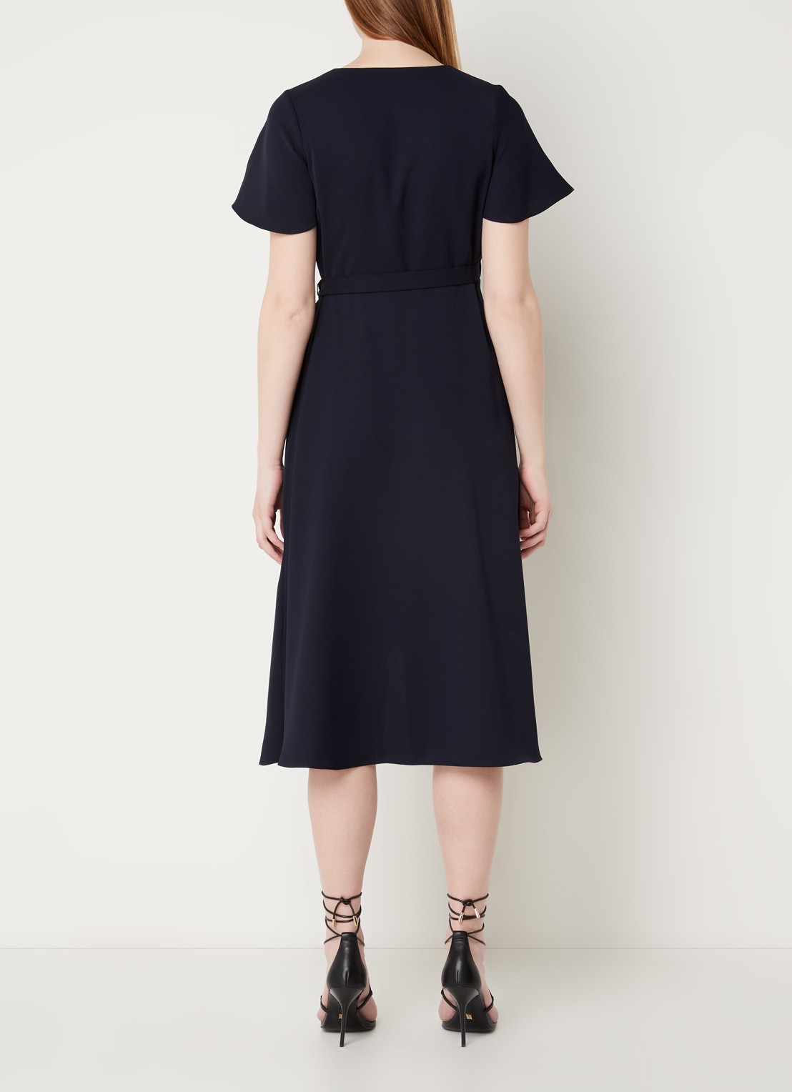 Phase Eight Petite Julissa midi wikkeljurk met volant en vlindermouw - achterkant lichtblauw