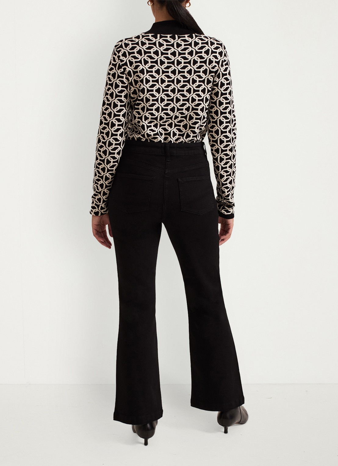 Phase Eight Petite Olivia high waist flared fit jeans met gekleurde wassing - achterkant zwart