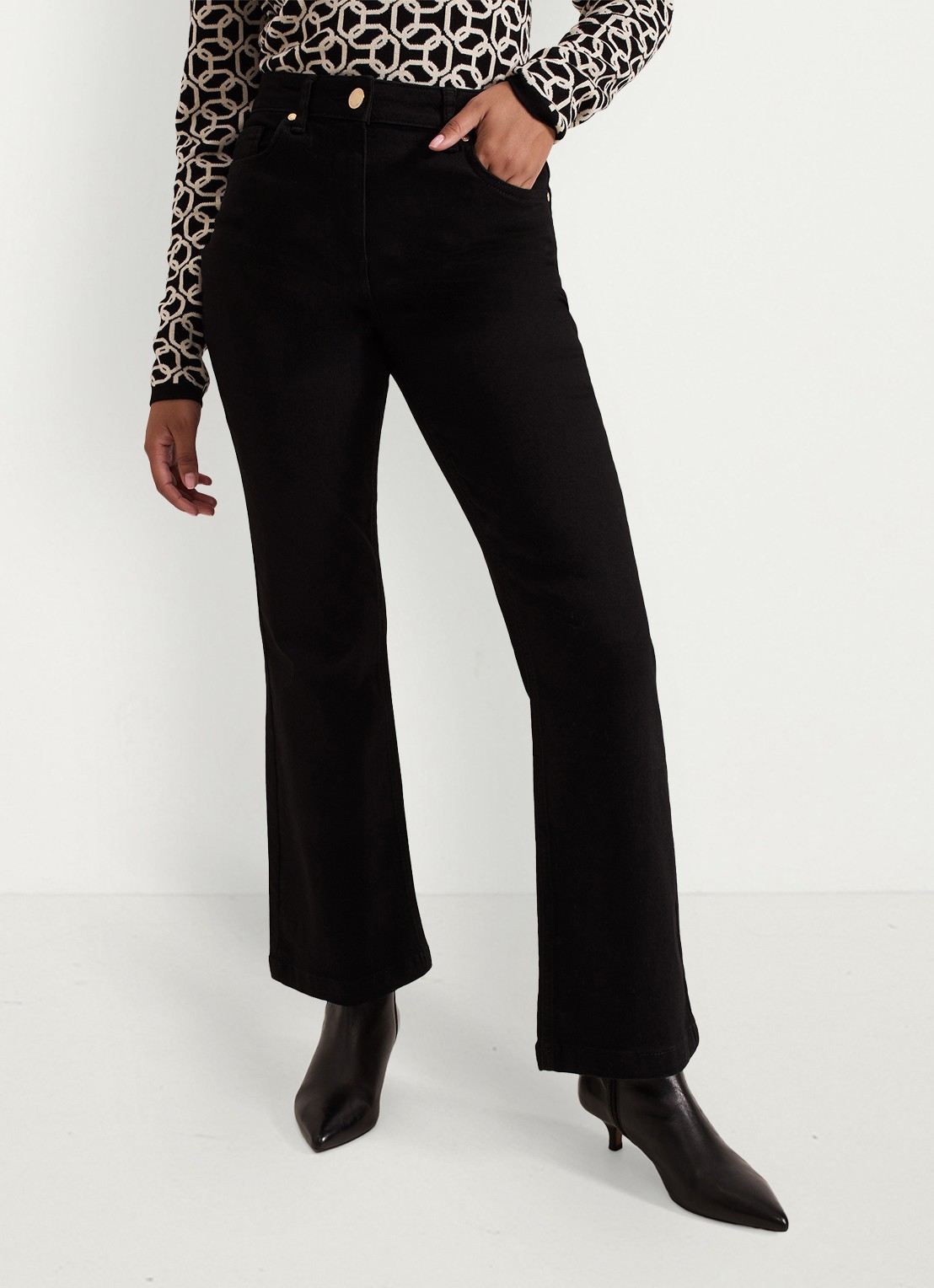 Phase Eight Petite Olivia high waist flared fit jeans met gekleurde wassing - detail 4 zwart