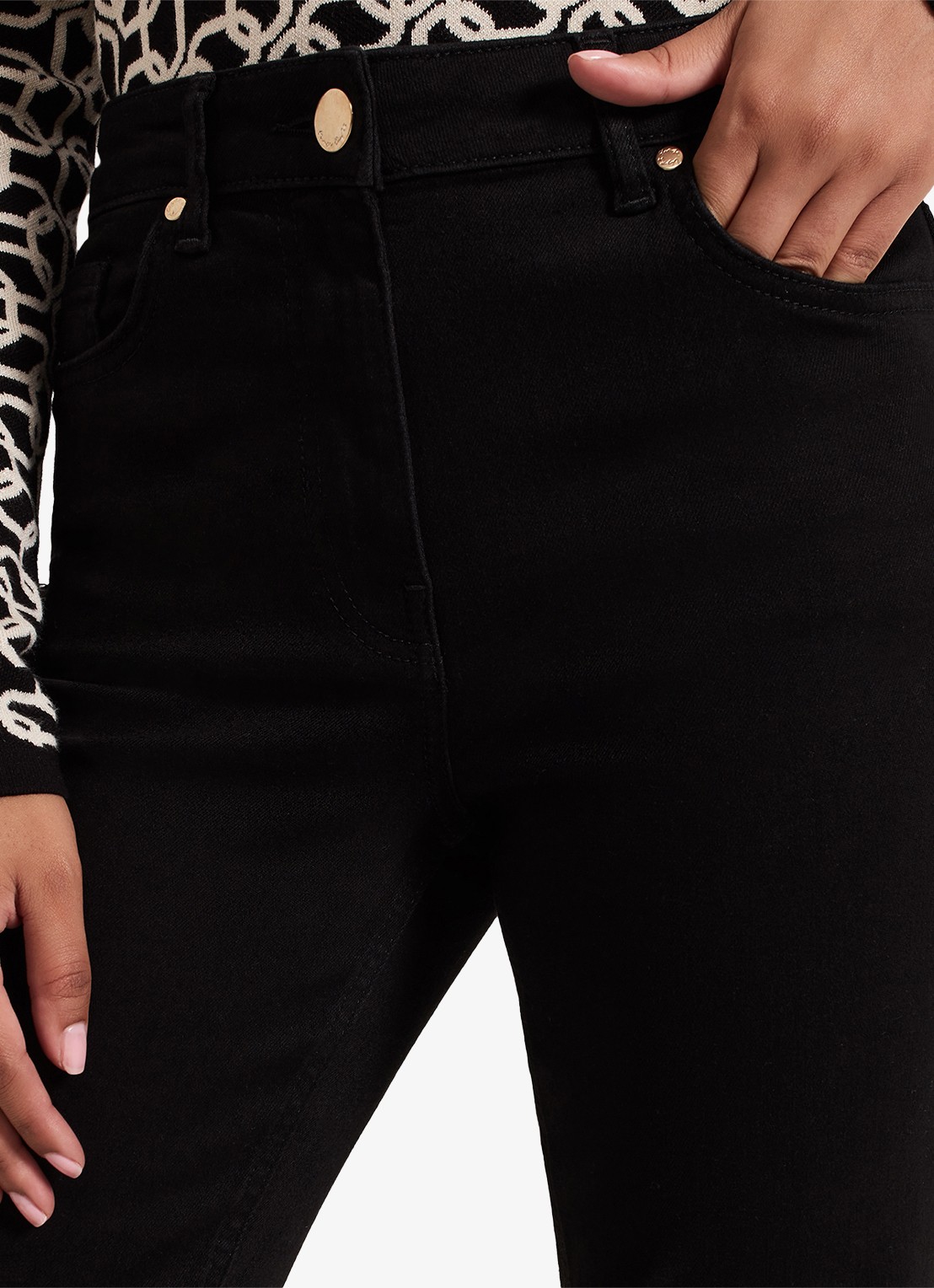 Phase Eight Petite Olivia high waist flared fit jeans met gekleurde wassing - detail 5 zwart