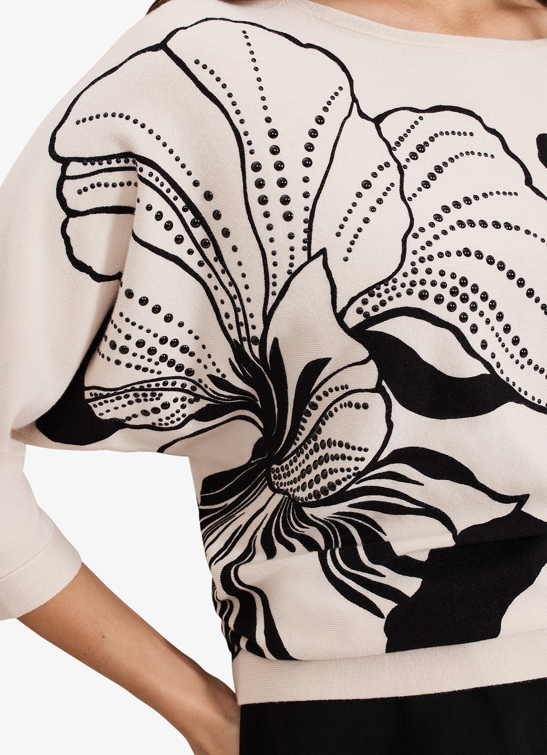 Phase Eight Poppie fijngebreide top met bladprint en studs - detail 6 ivoor