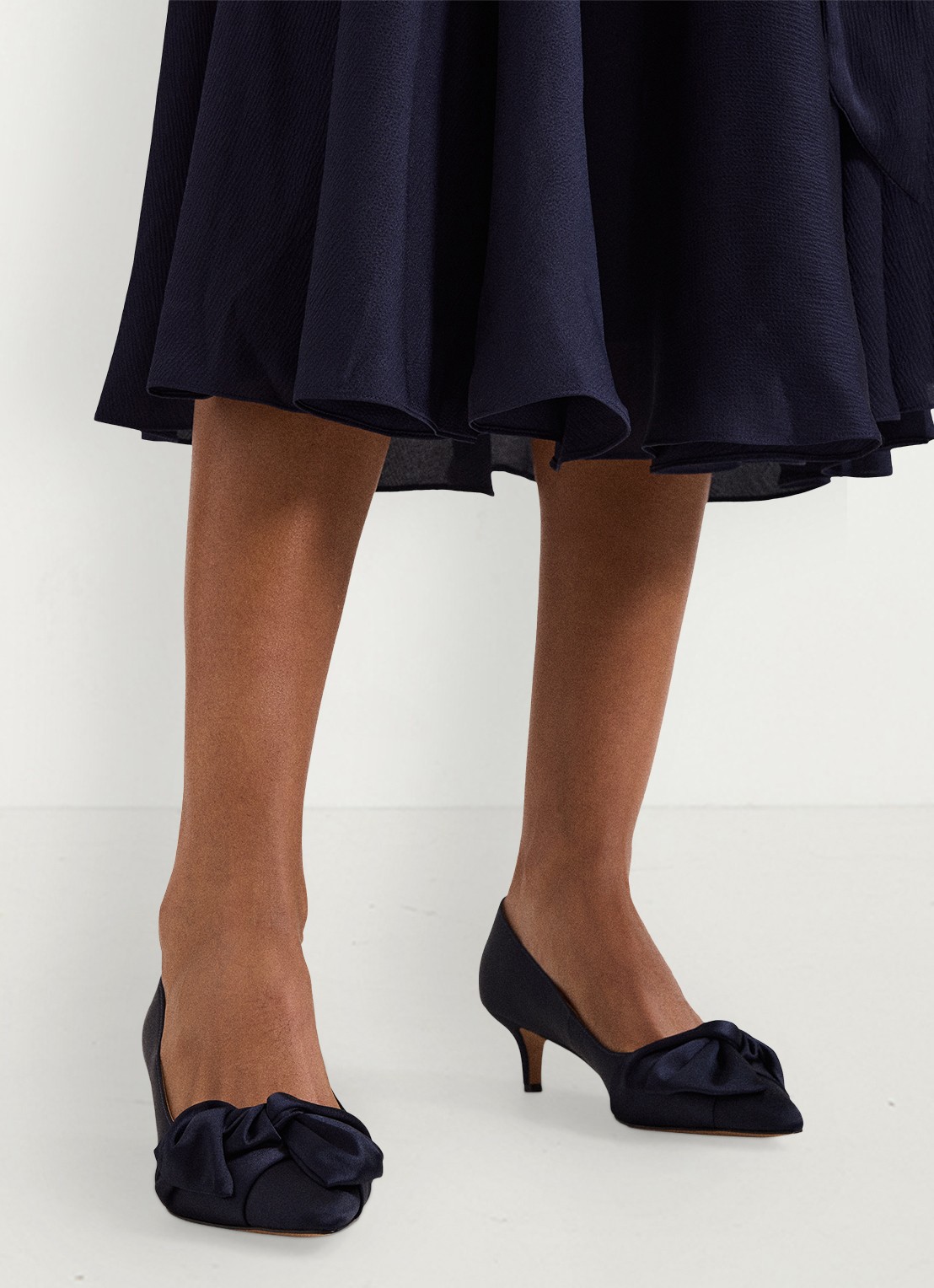 Phase Eight Pump van satijn met strikdetail - voorkant 2 blauw