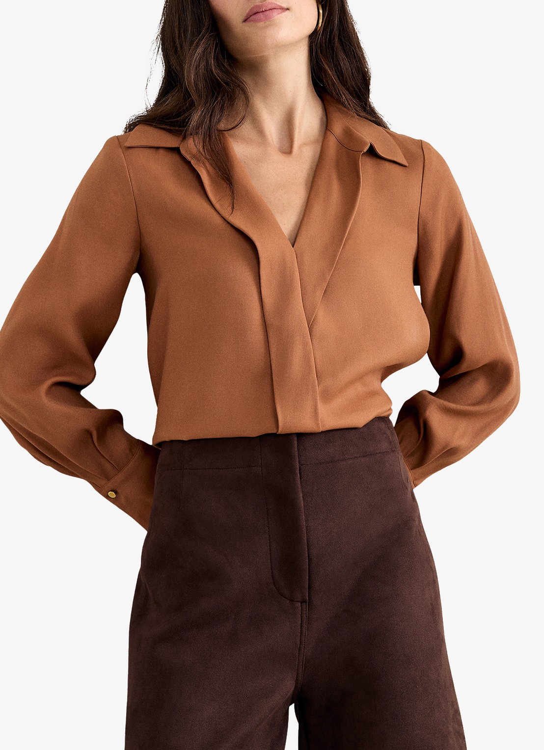 Phase Eight Rihannon blouse met V-hals - detail camel