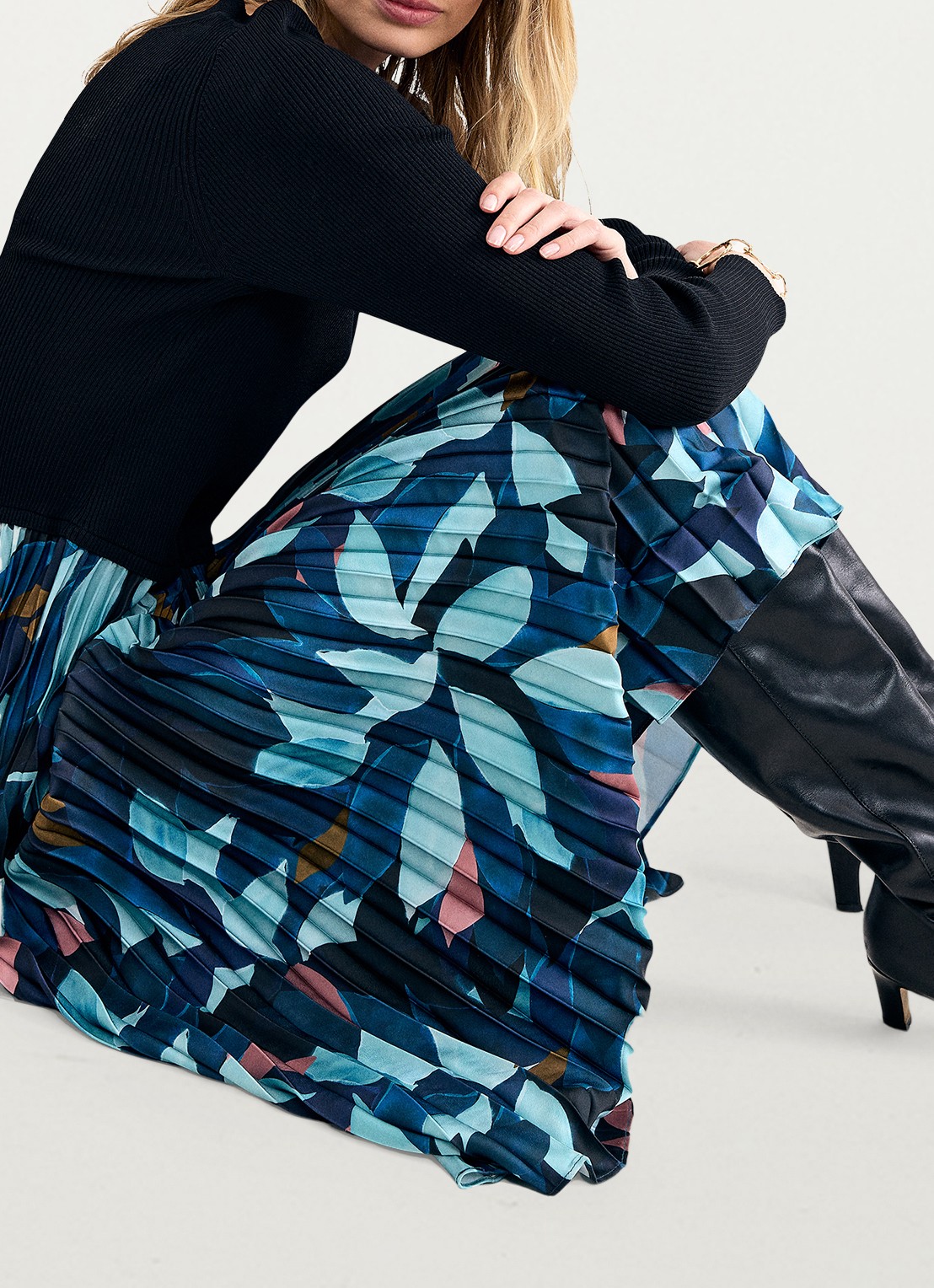 Phase Eight Riley fijngebreide midi jurk met bloememprint en plooien - detail 7 multicolor
