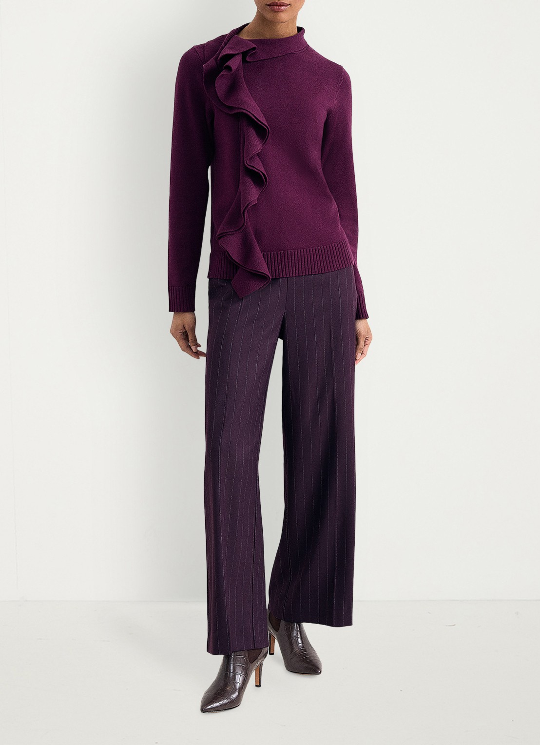 Phase Eight Robyn fijngebreide trui met volant - voorkant 8 aubergine