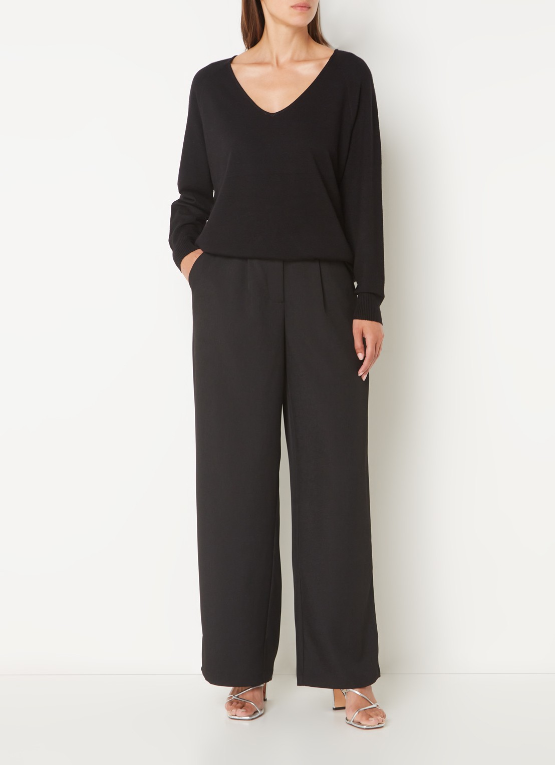 Phase Eight Senita fijngebreide pullover met stretch  - voorkant 2 zwart