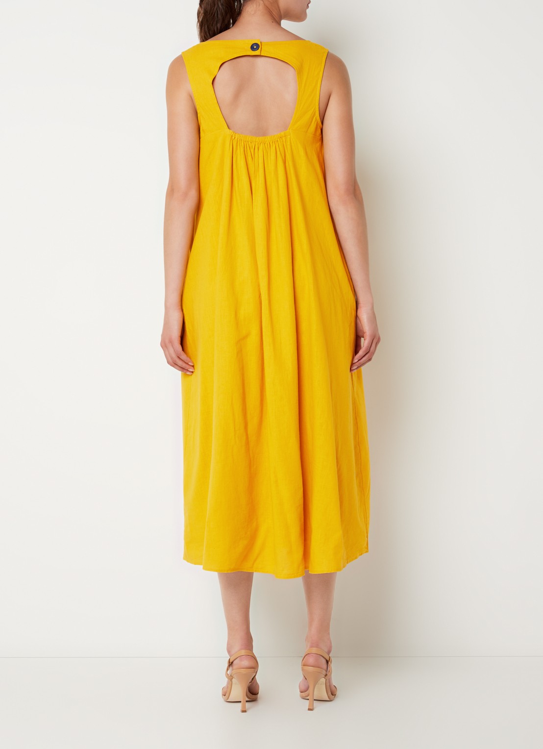 Phase Eight Shelia midi jurk in linnenblend met rugdecolleté  - achterkant 3 okergeel