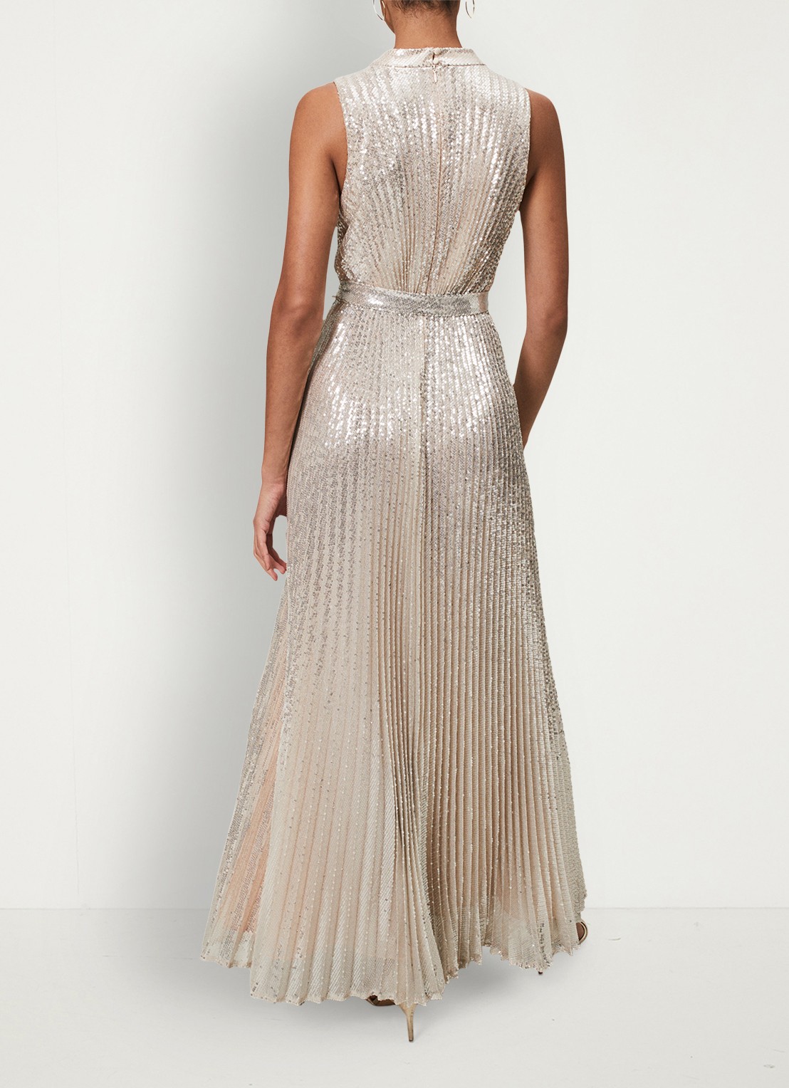 Phase Eight Simara maxi jurk met plooien en pailletten  - achterkant okergeel