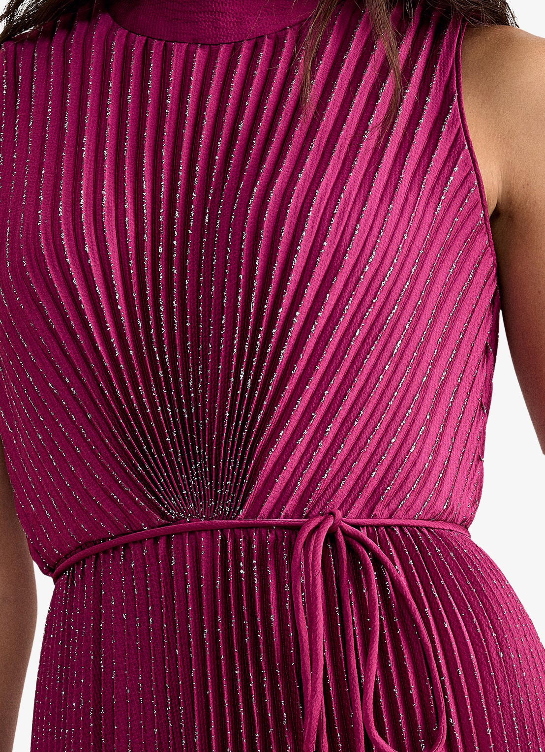 Phase Eight Simara maxi jurk met strass en plooien - detail 4 fuchsia