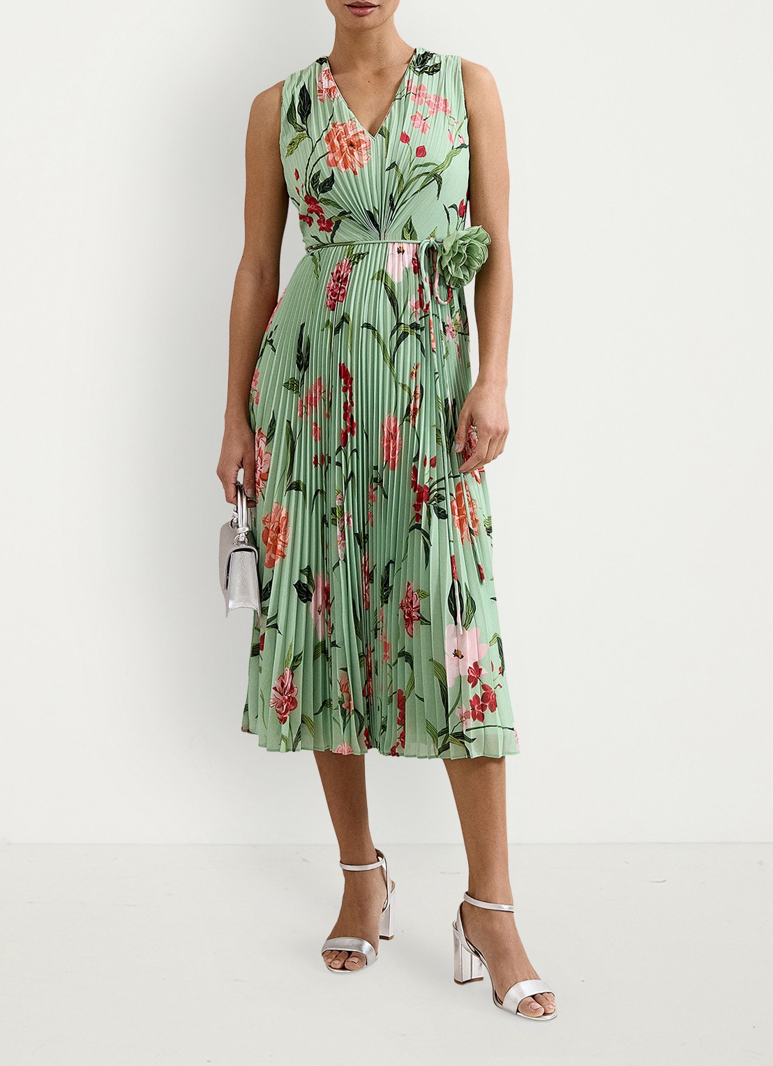 Phase Eight Simara midi jurk met bloemenprint en strikceintuur - voorkant 2 lindegroen