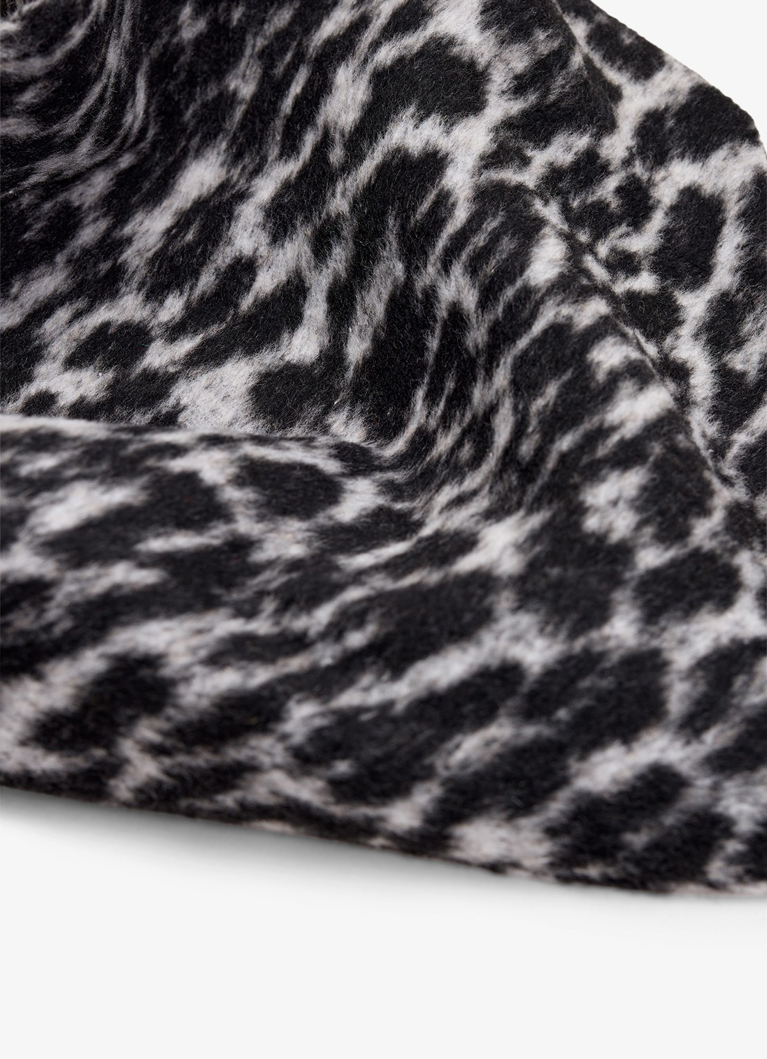 Phase Eight Sjaal met dierenprint - detail 2 zwart