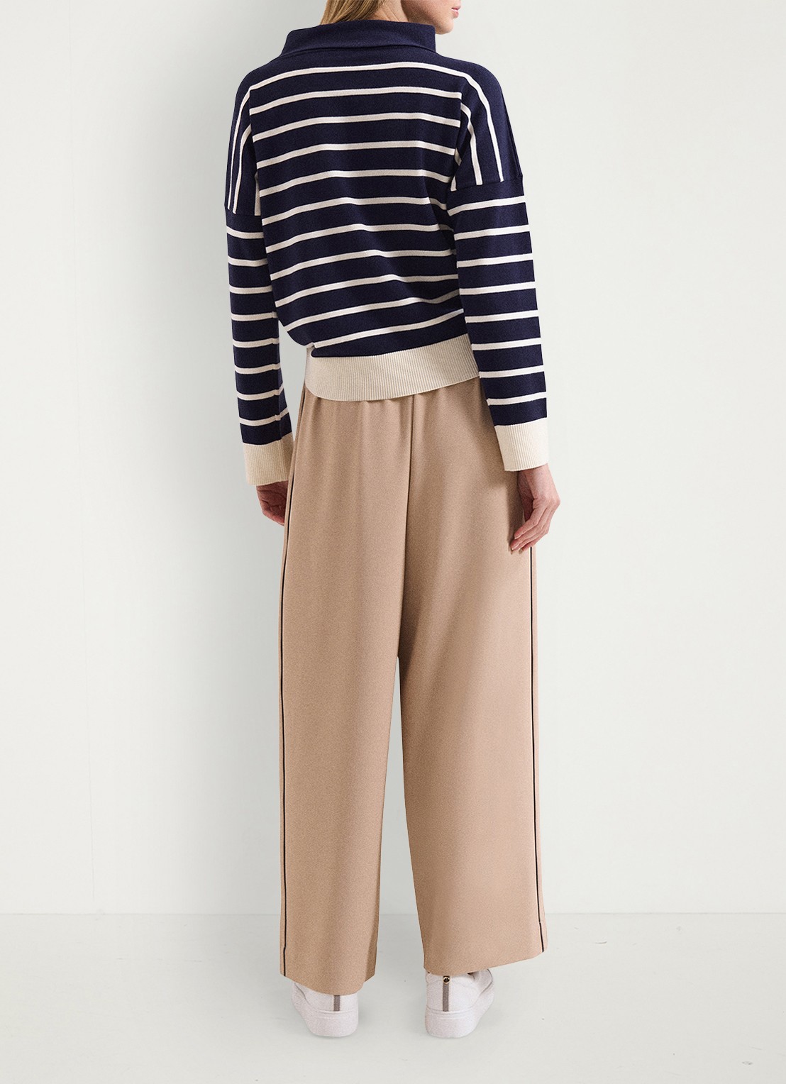 Phase Eight Skye high waist wide fit trackpant met streep detail - achterkant 3 camel