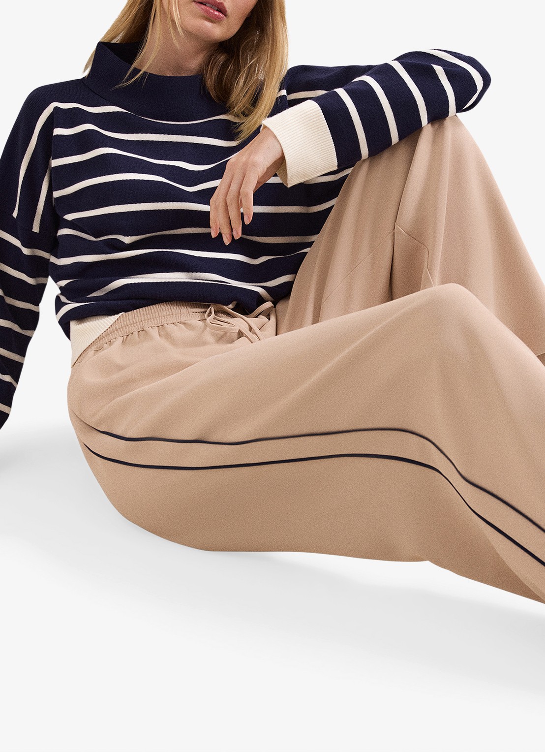 Phase Eight Skye high waist wide fit trackpant met streep detail - detail 5 camel