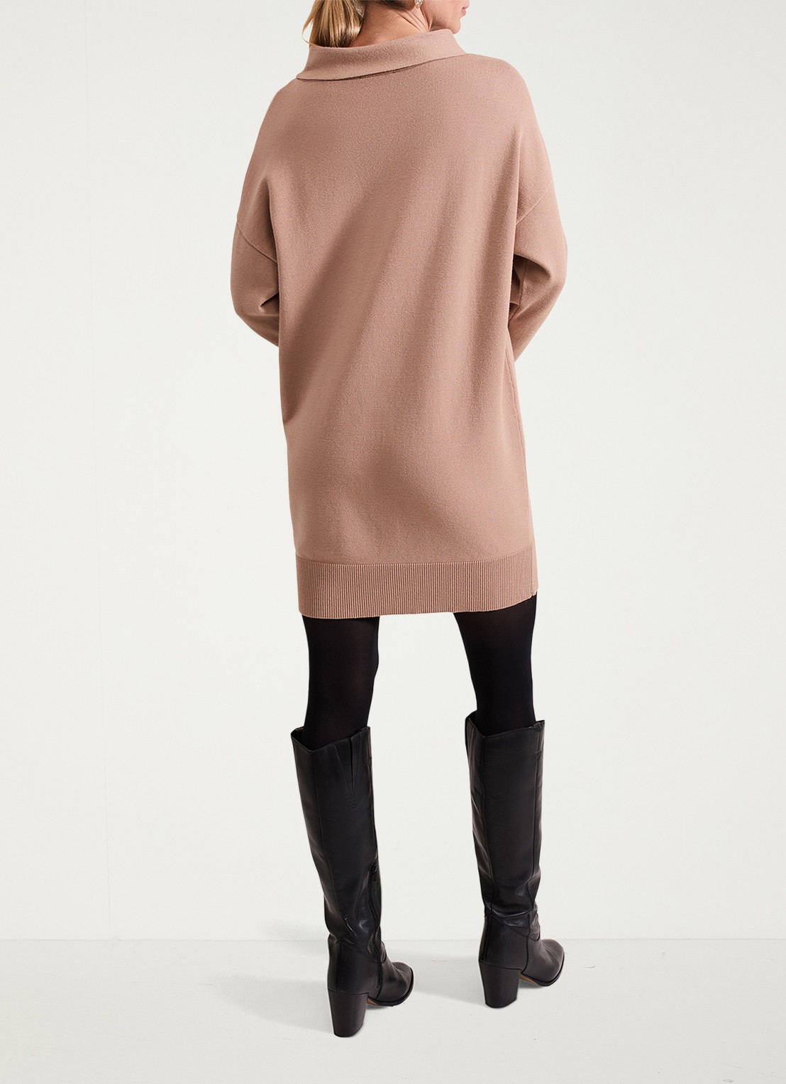 Phase Eight Skylar mini fijngebreide trui-jurk met opstaande kraag  - achterkant camel