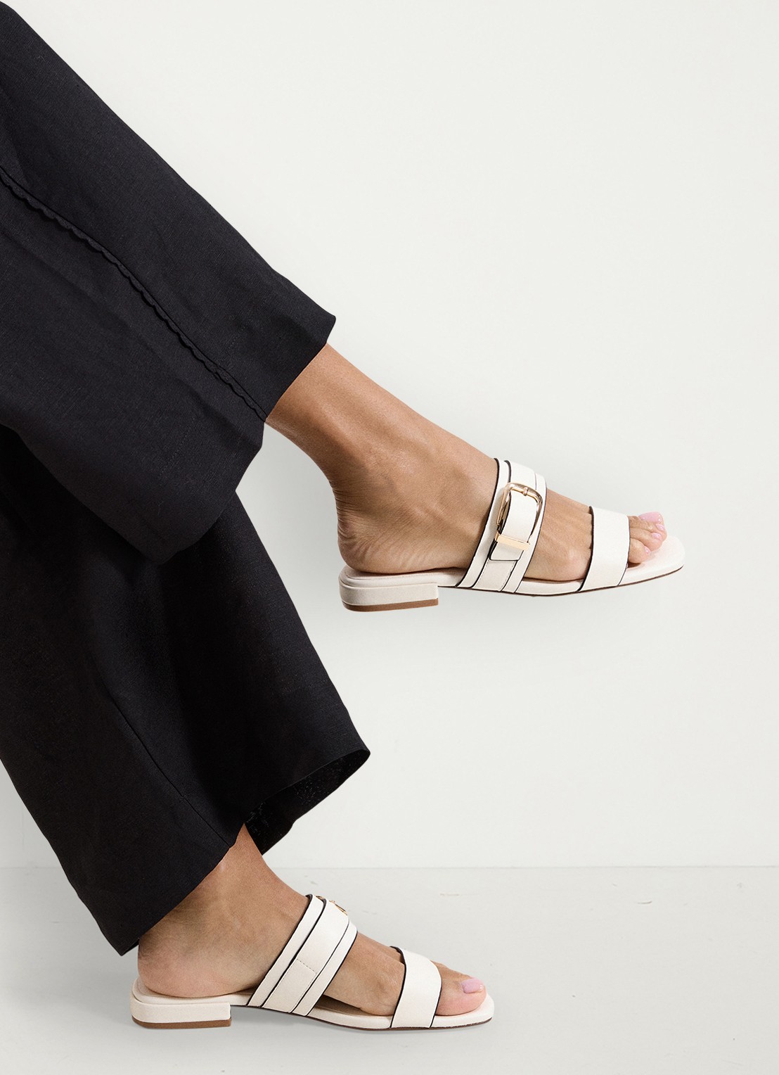 Phase Eight Slipper met gespdetail - voorkant 2 wit