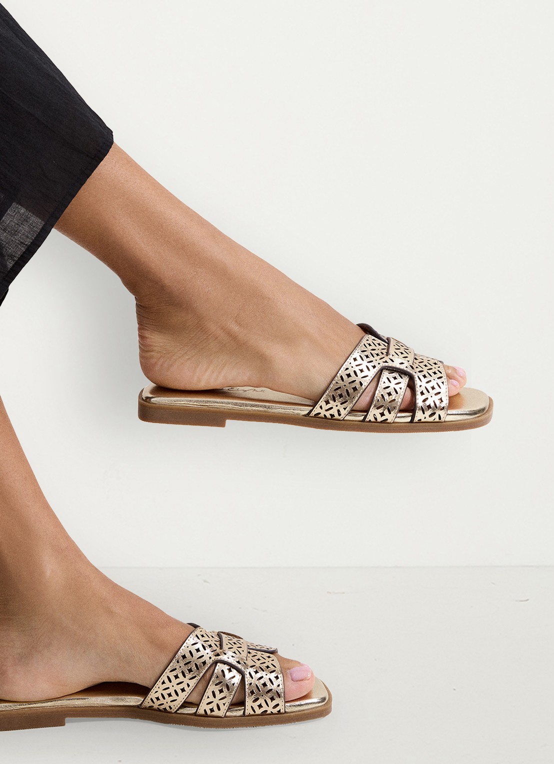 Phase Eight Slipper van leer met metallic finish - voorkant 2 goud