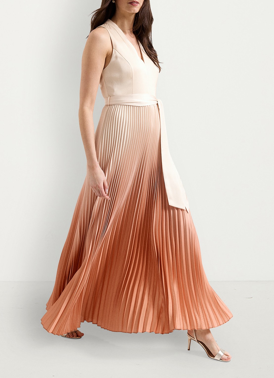 Phase Eight Sloane maxi jurk met plooien en strikceintuur - detail 2 oranje