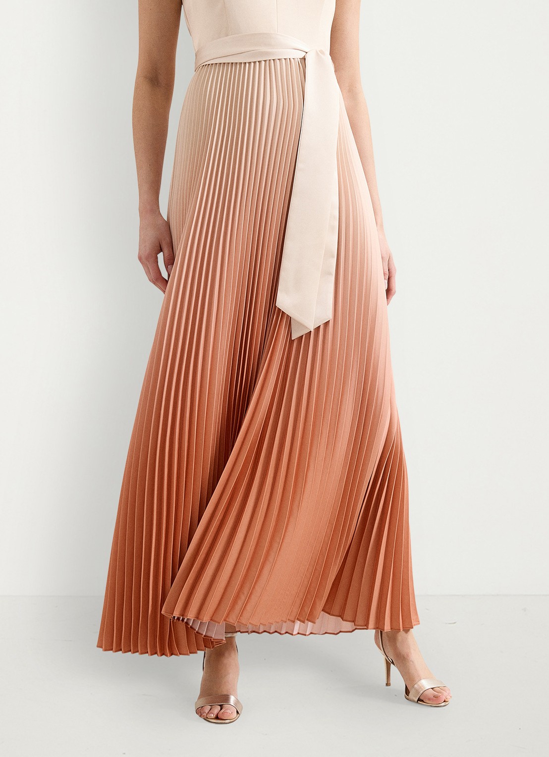 Phase Eight Sloane maxi jurk met plooien en strikceintuur - detail 5 oranje