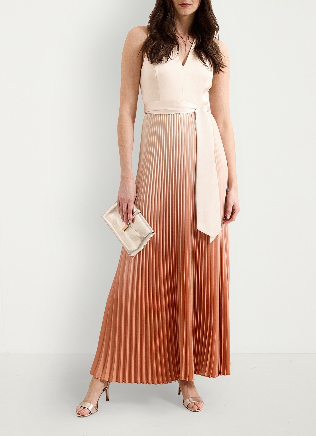 Phase Eight Sloane maxi jurk met plooien en strikceintuur - voorkant 8 oranje