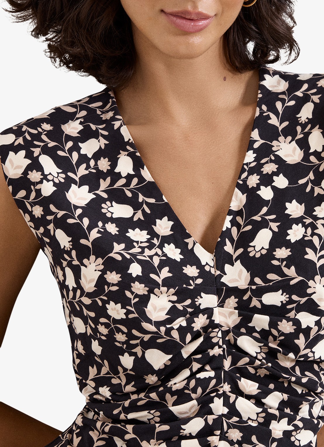 Phase Eight Sophia top met bloemenprint en V-hals - detail 5 zwart