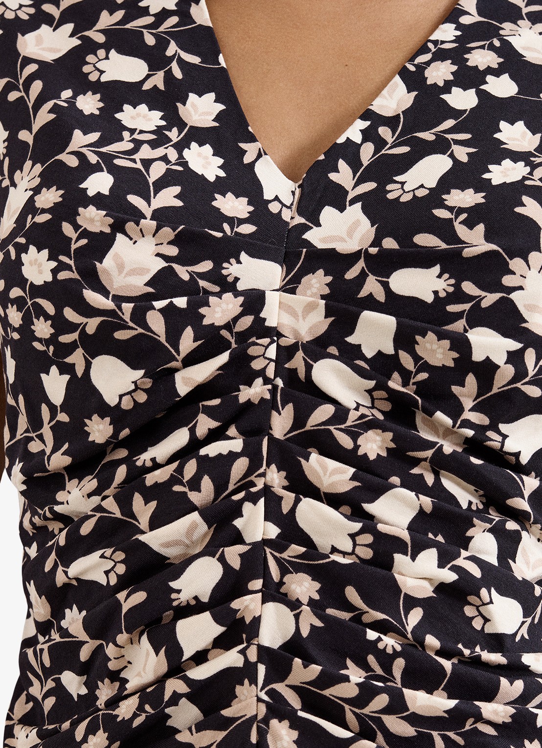 Phase Eight Sophia top met bloemenprint en V-hals - detail 6 zwart