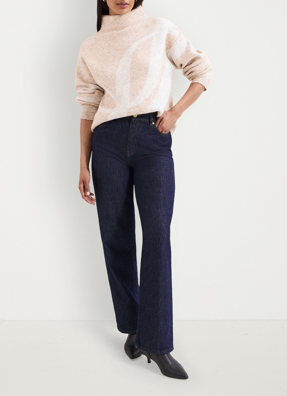 Phase Eight Stephanie grofgebreide trui in wolblend met col - voorkant 7 beige