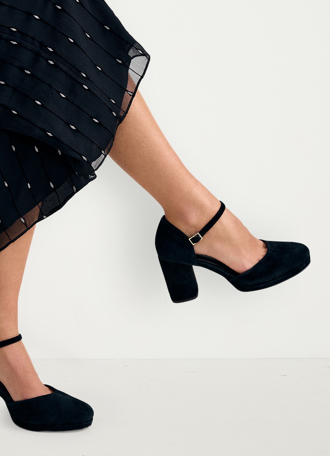 Phase Eight Suéde pumps  - detail 6 zwart