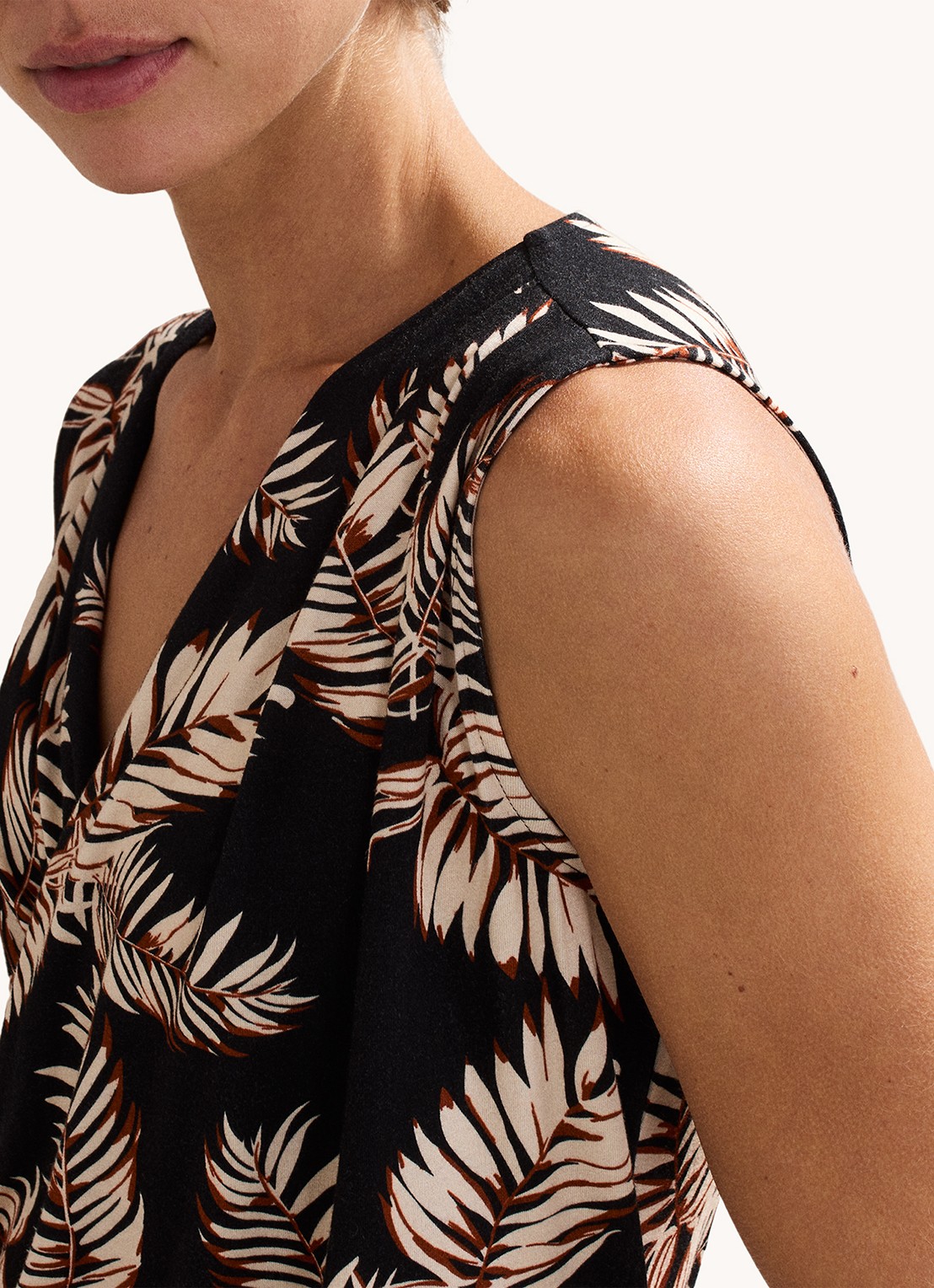 Phase Eight Sutton mouwloze top met print - detail 3 zwart