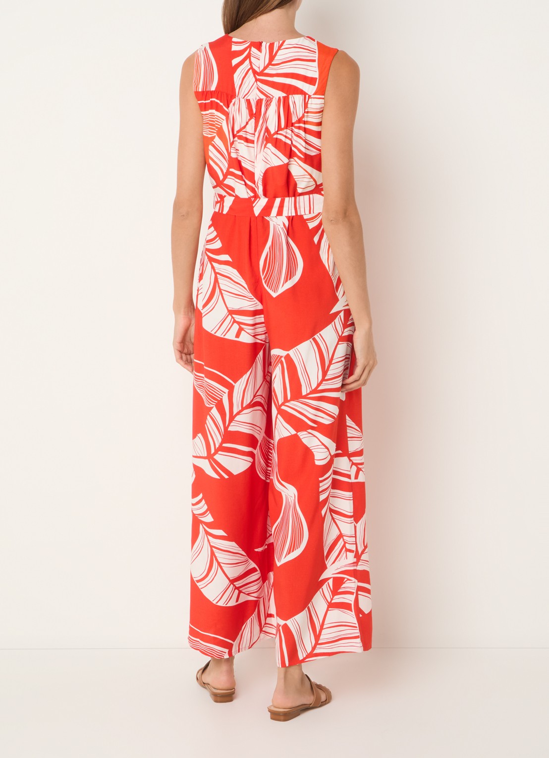 Phase Eight Suzie wide fit jumpsuit met bladprint en strikceintuur - achterkant 4 rood