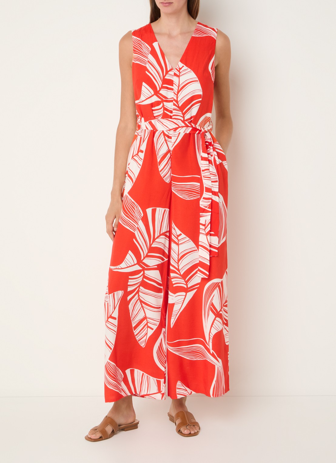 Phase Eight Suzie wide fit jumpsuit met bladprint en strikceintuur - detail 3 rood