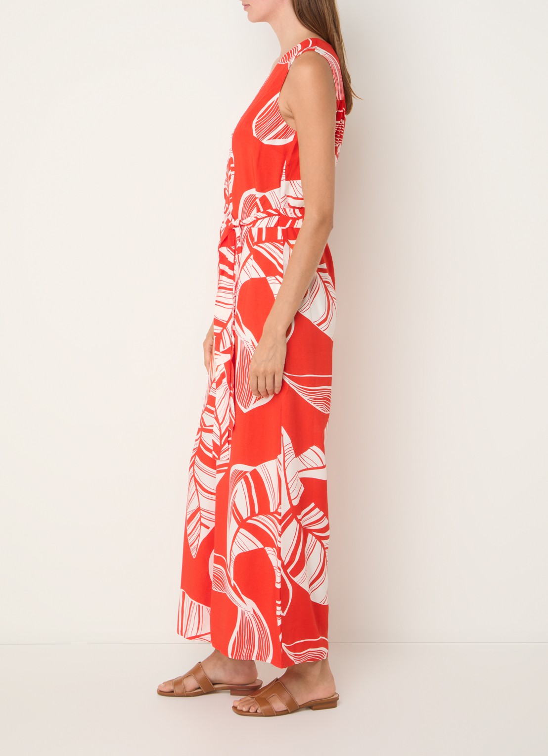 Phase Eight Suzie wide fit jumpsuit met bladprint en strikceintuur - voorkant 2 rood