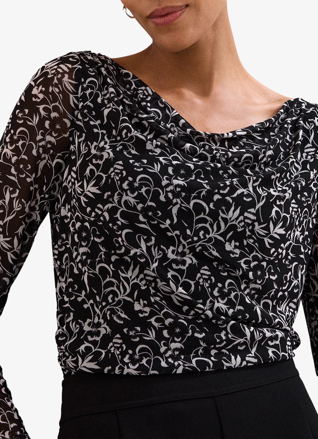 Phase Eight Tammy top met bloemenprint - detail 4 zwart