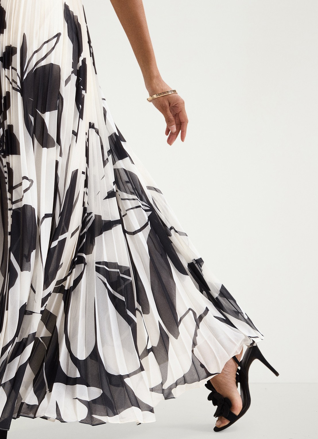 Phase Eight Uma maxi jurk met strikceintuur en print - detail 4 zwart
