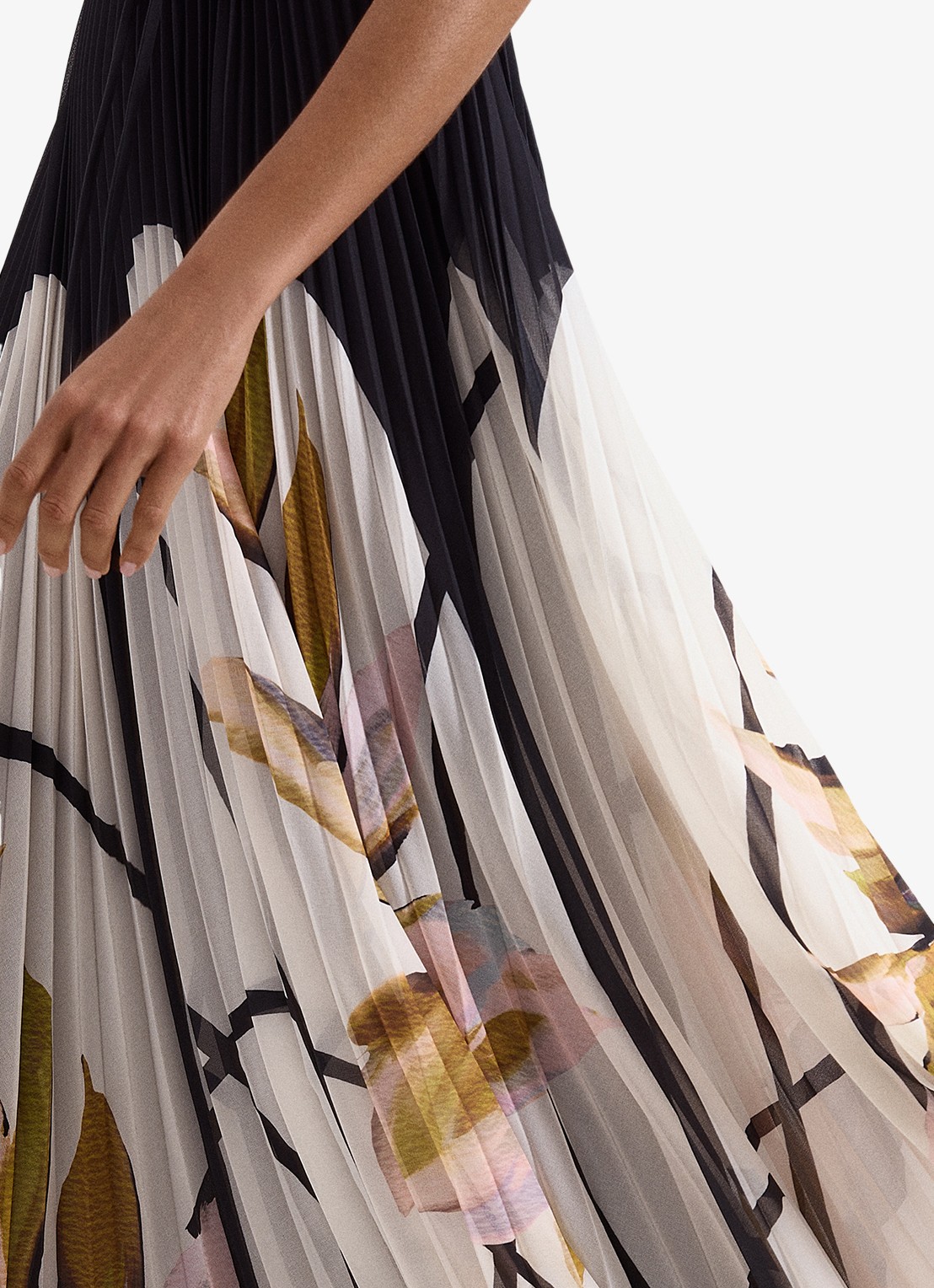 Phase Eight Uma maxi jurk met V-hals en plooien - detail 5 zwart