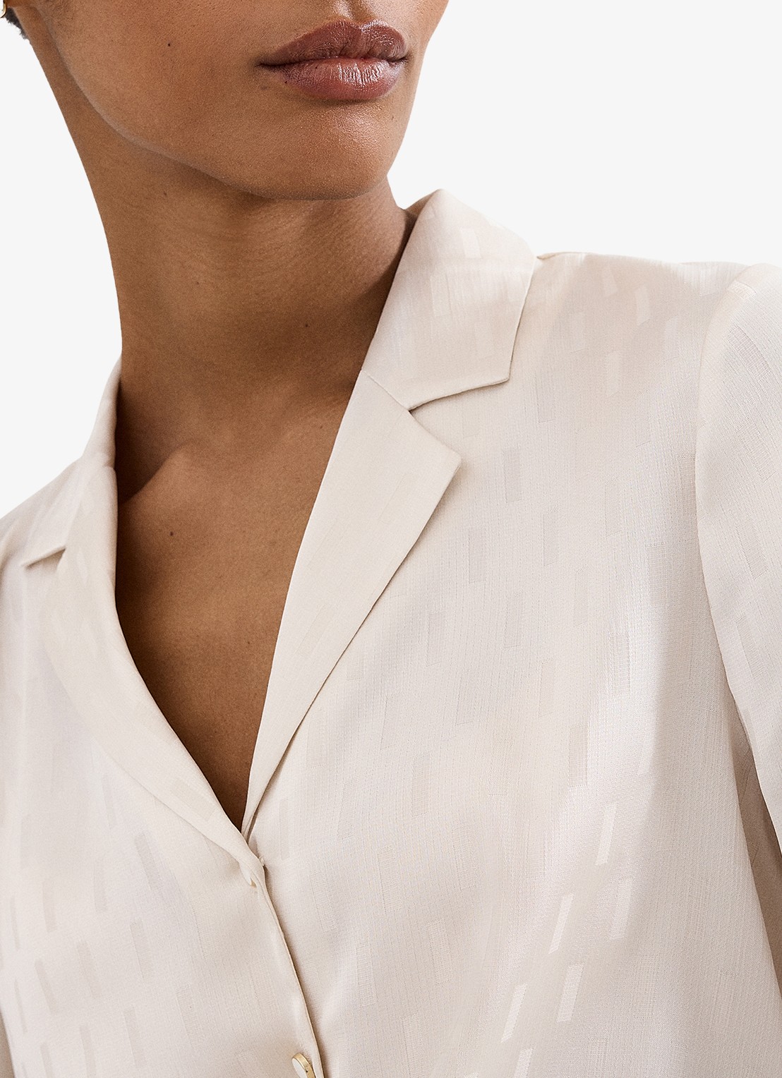 Phase Eight Vega blouse met V-hals - detail 4 gebroken wit