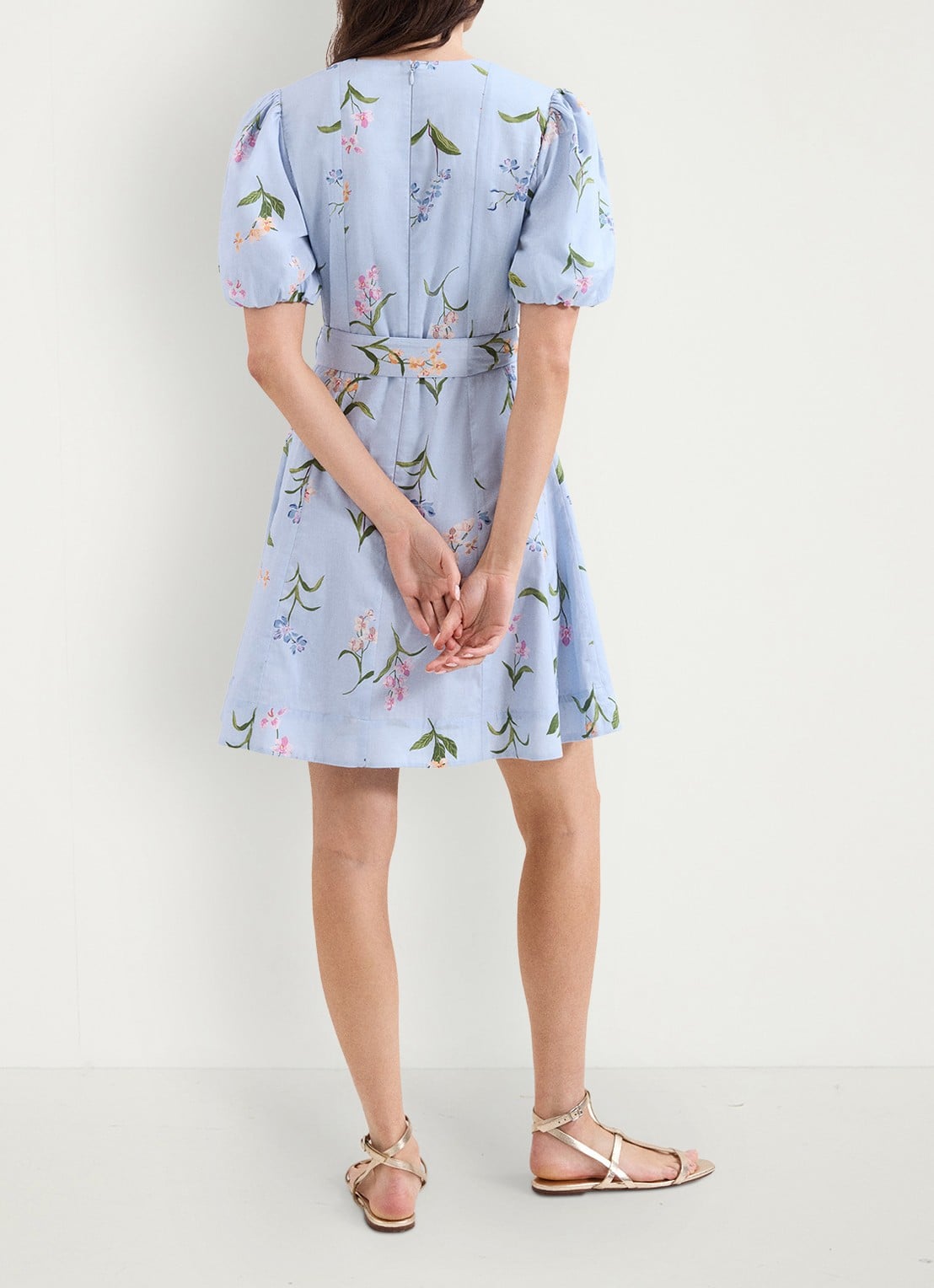 Phase Eight Velma mini jurk met bloemenprint en strikceintuur - achterkant 3 lichtblauw