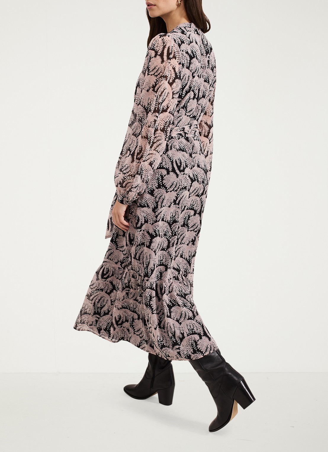 Phase Eight Willow maxi blousejurk met bladprint en strikceintuur - detail 2 zwart