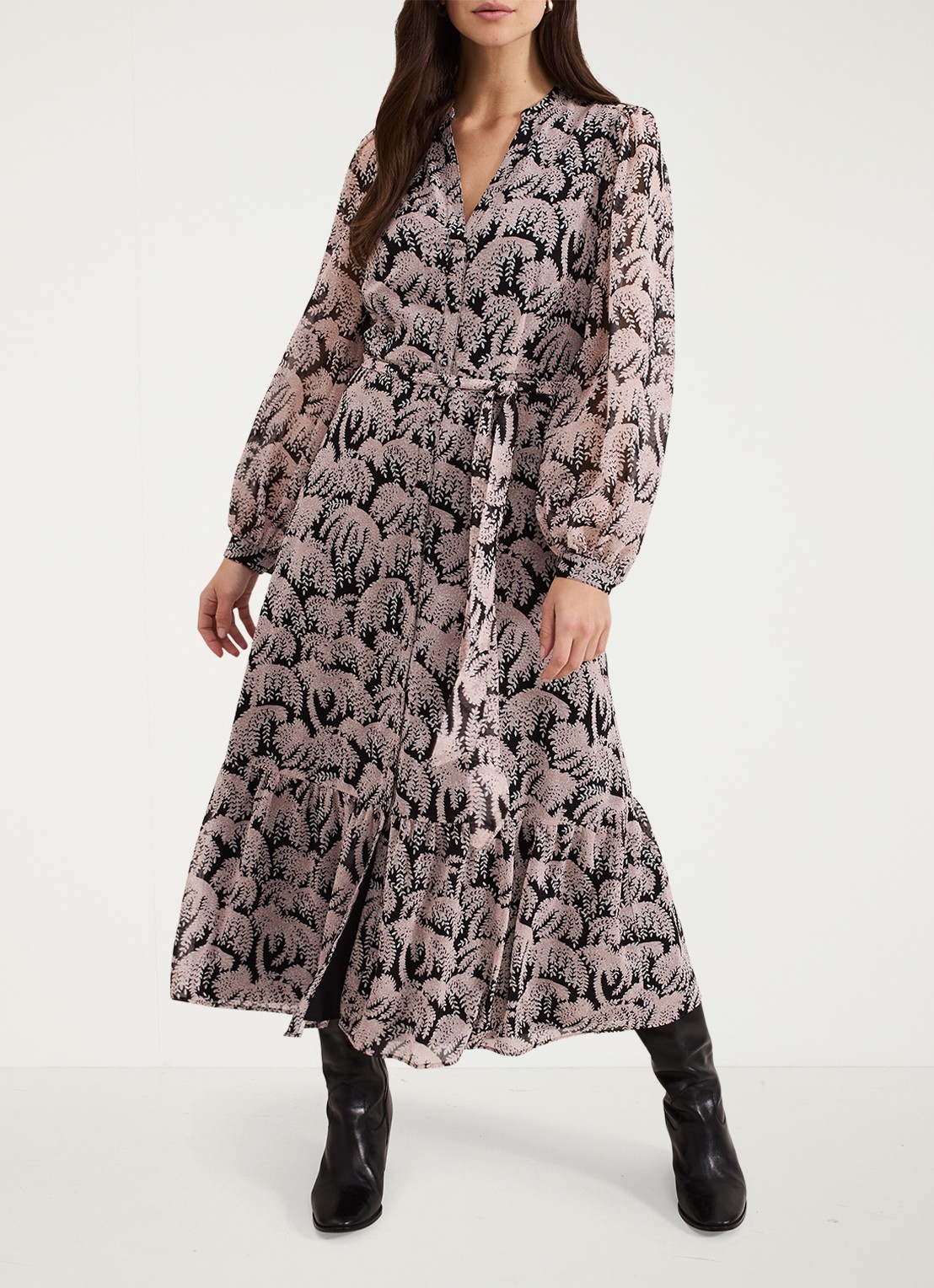 Phase Eight Willow maxi blousejurk met bladprint en strikceintuur - voorkant 7 zwart