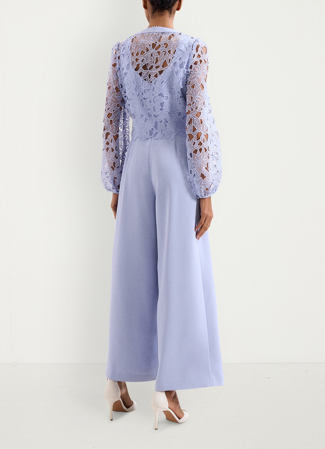 Phase Eight Winona wide fit jumpsuit met details van kant - achterkant lichtpaars