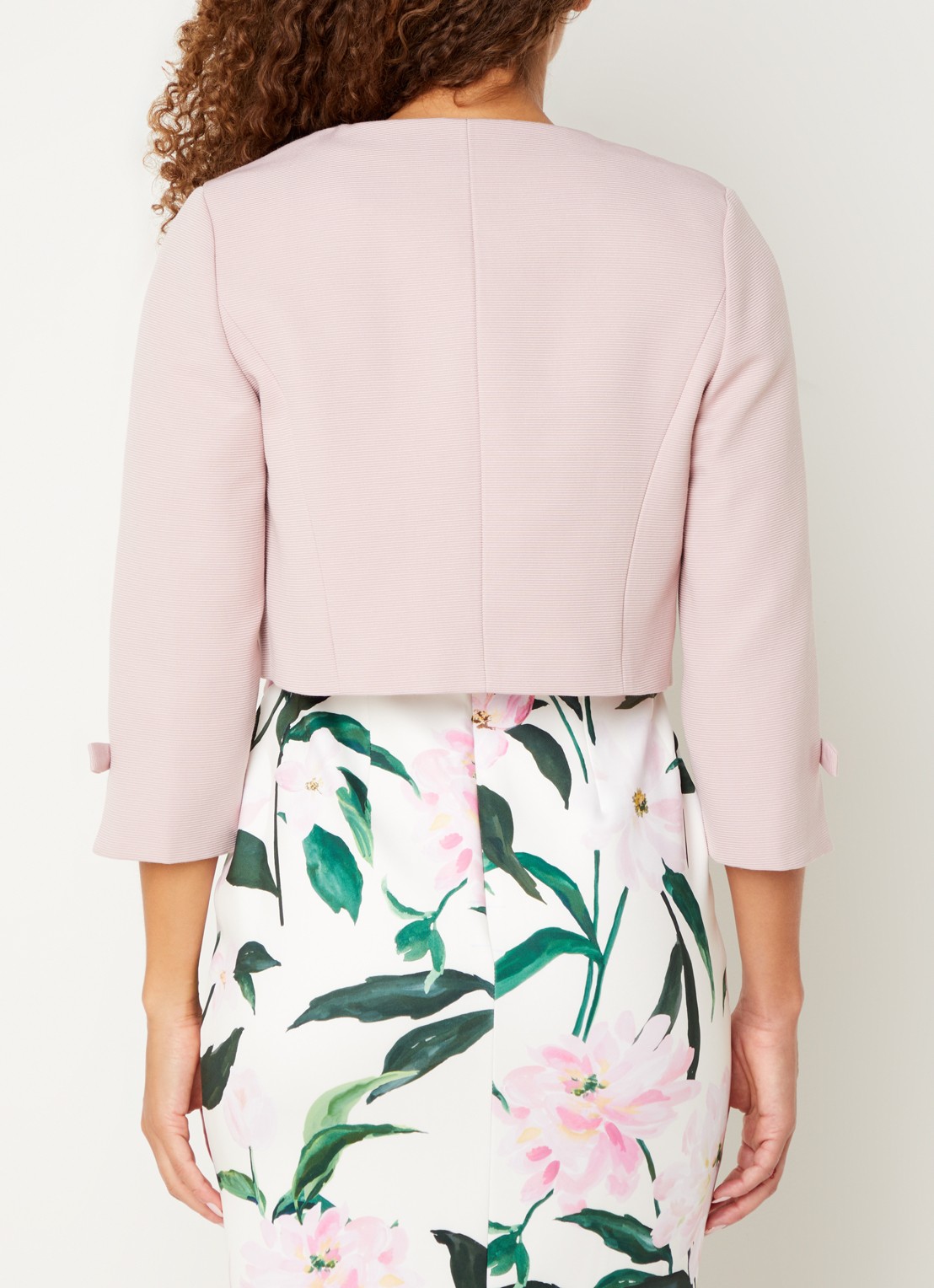 Phase Eight Zoelle bolero met schoudervulling - achterkant roze