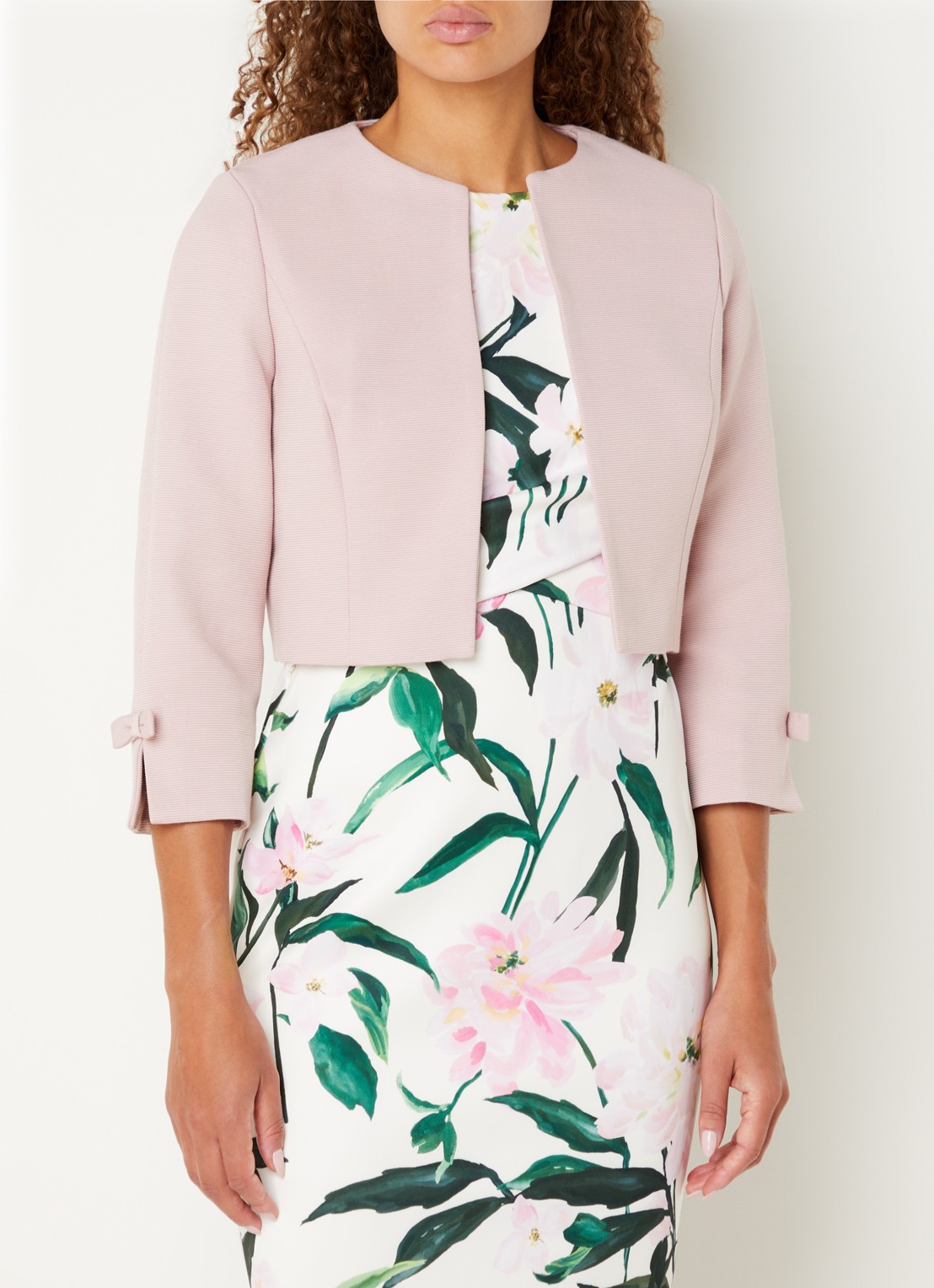 Phase Eight Zoelle bolero met schoudervulling - detail 4 roze