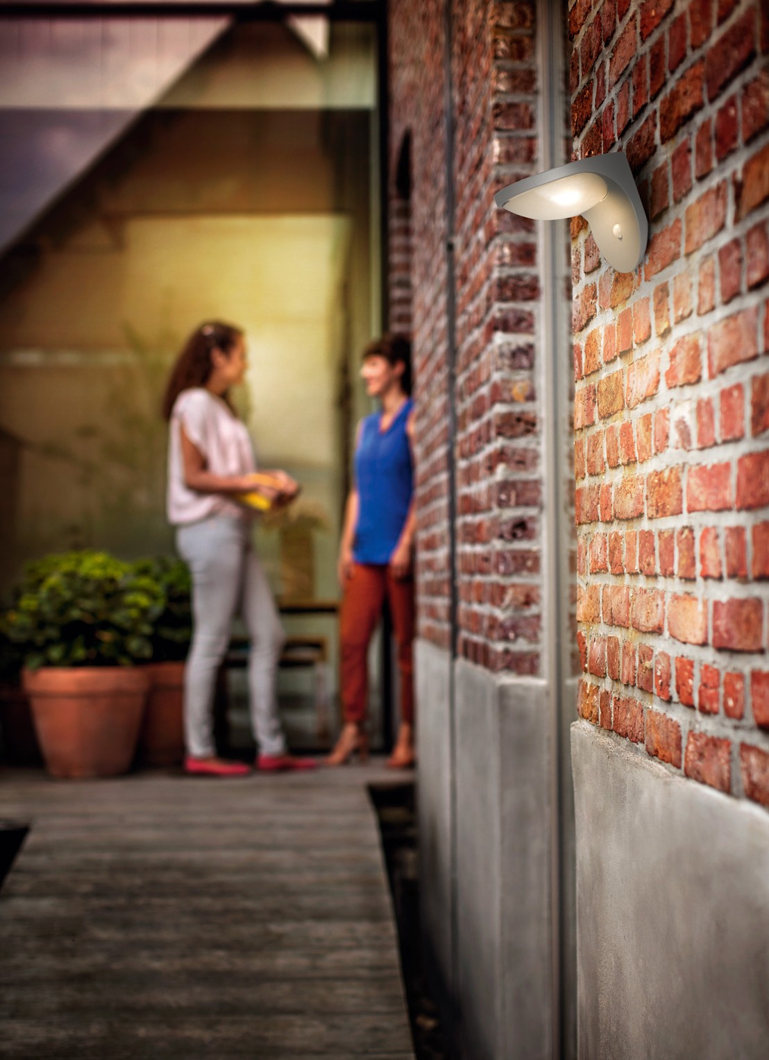 Philips Dusk wandlamp met zonnecel en bewegingssensor - voorkant 2 grijs
