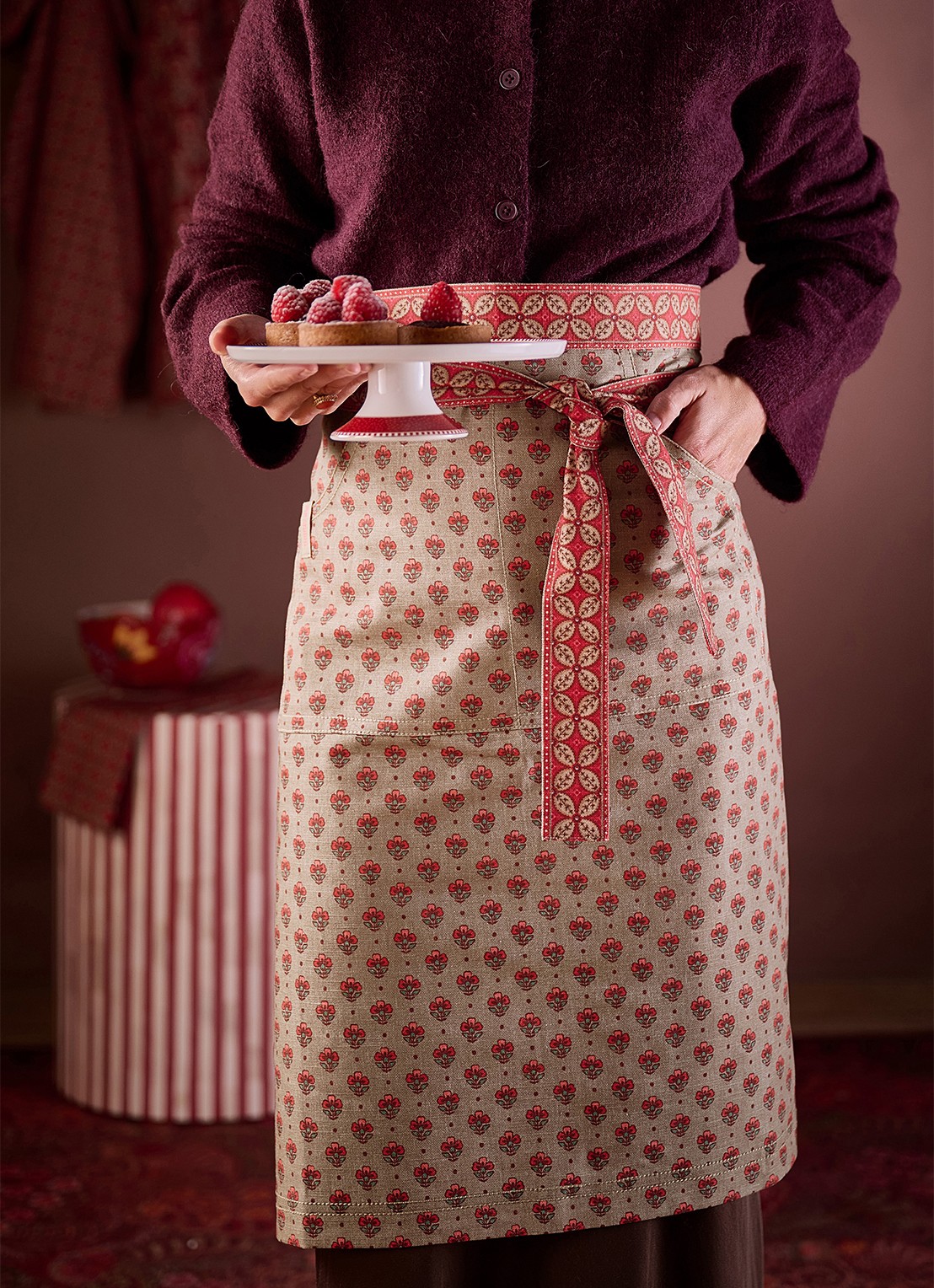 Pip Studio Blooming Tales keukenschort  - voorkant 4 donkerrood