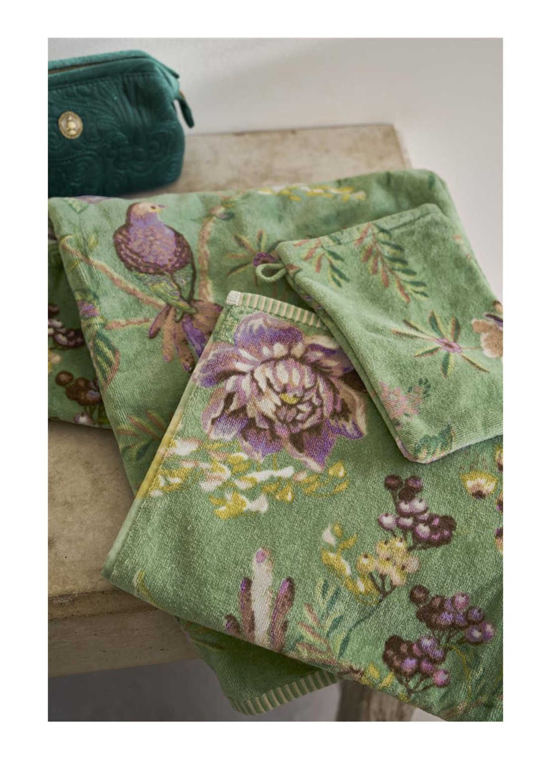 Pip Studio Secret Garden badhanddoek van terry katoen - 400 gr/m2 - 70 x 140 cm - voorkant 2 groen