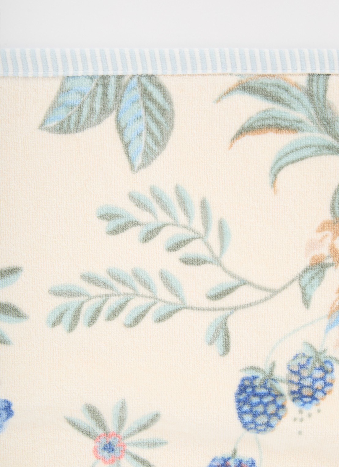 Pip Studio Secret Garden badhanddoek van terry katoen - 400 gr/m2 - 70 x 140 cm - detail 2 gebroken wit