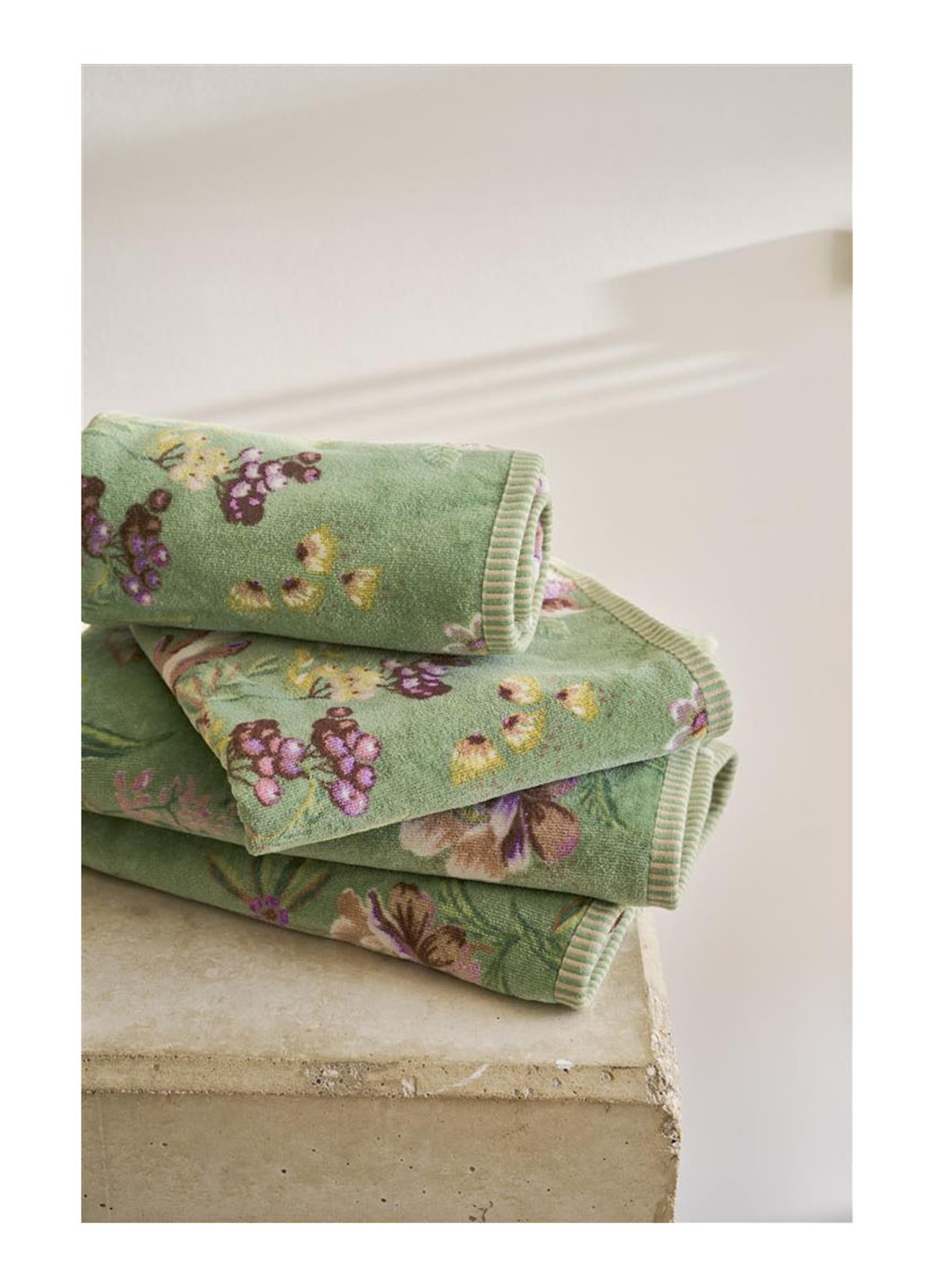 Pip Studio Secret Garden gastendoek van terry katoen - 400 gr/m2 - 30 x 50 cm - voorkant 2 groen